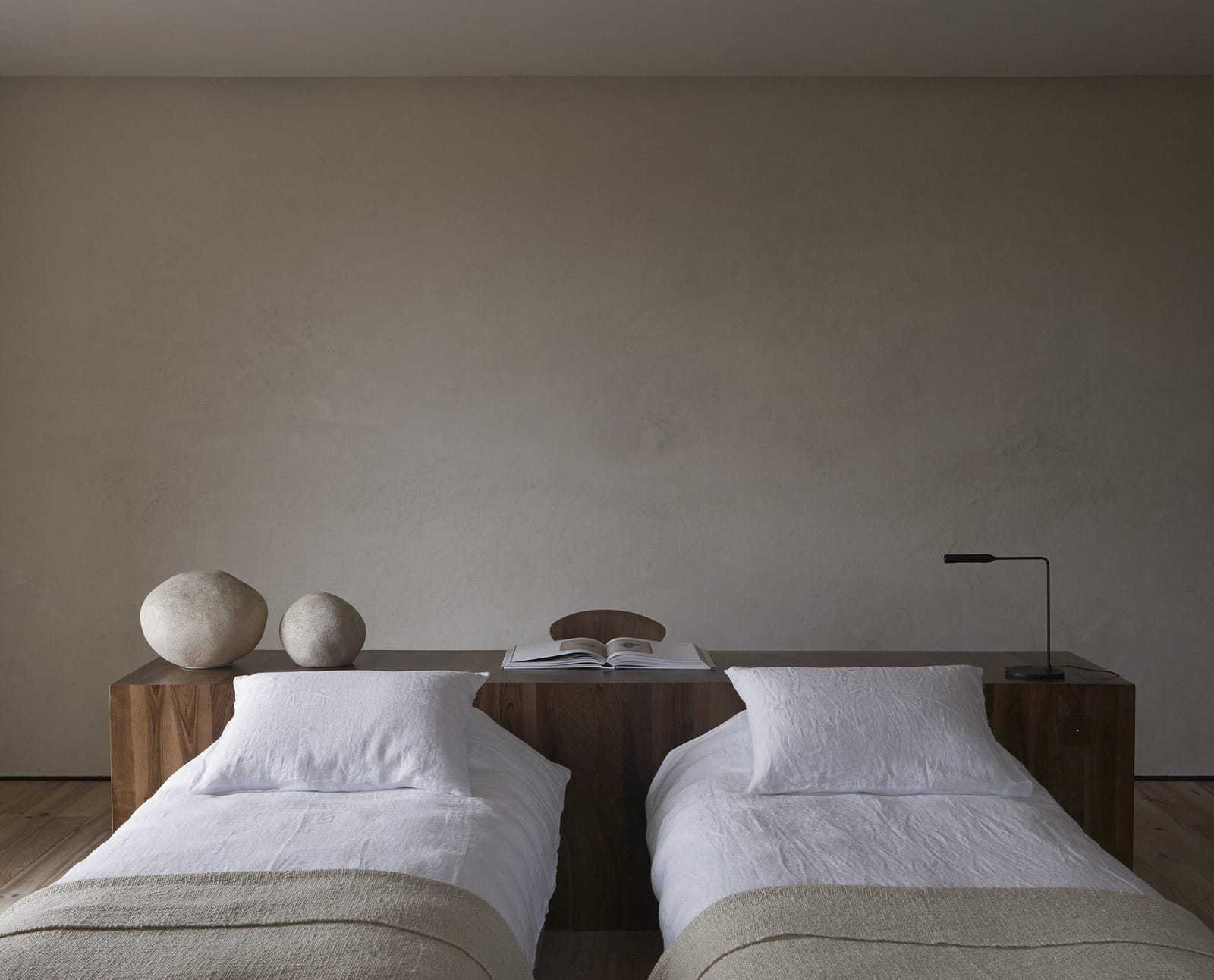 Twin bedroom with a walnut headboard, Villa E