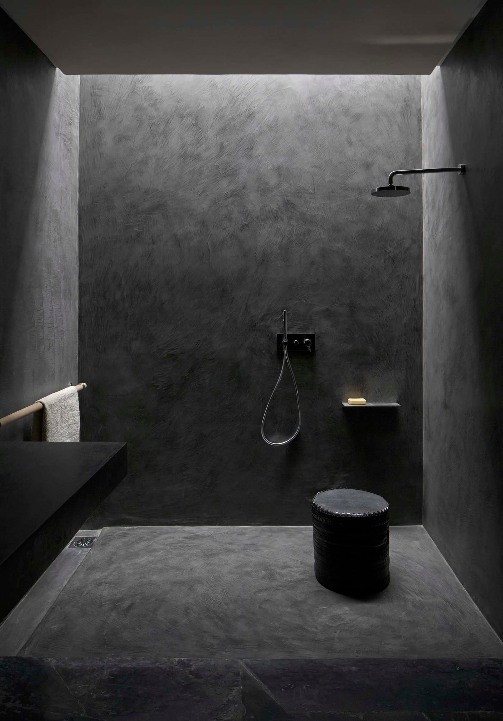 Charcoal-plastered shower room, Villa E