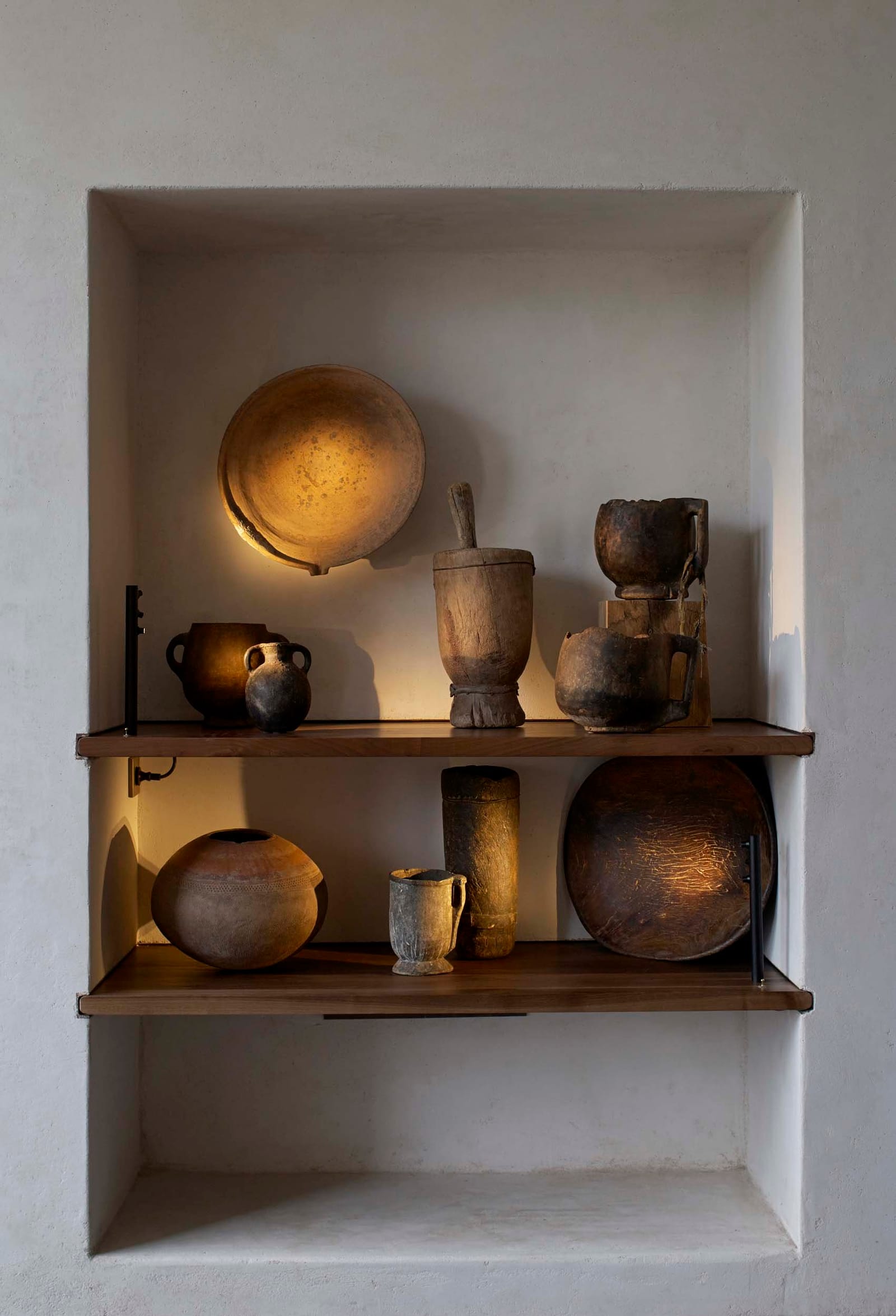 Plaster niche with earthenware pottery, Villa E